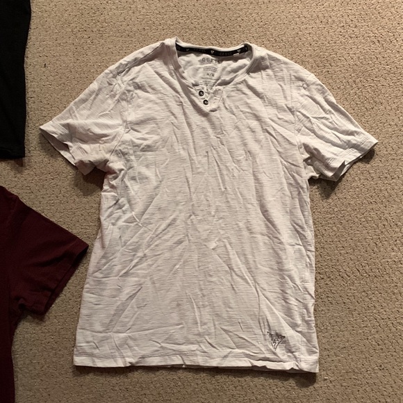 (3) guess v-neck t-shirts. - Picture 4 of 4